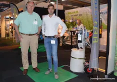 Alef van der Velde of Flexxolutions and Dirk Timmers of Royal Brinkman on the new Flexxomat disinfection mat. The men indicated that it is extra durable for disinfection during intensive internal transport.                           